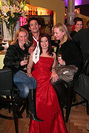 Anna Regenberg und Toby Kronwitter erfüllen sich den Traum vom eigenen Restaurant "Grinsekatze". Gabrielle Odinis (li.) und Katja di Trani (re.) jedenfalls empfanden das Opening sehr gelungen (Foto: Martin Schmitz)